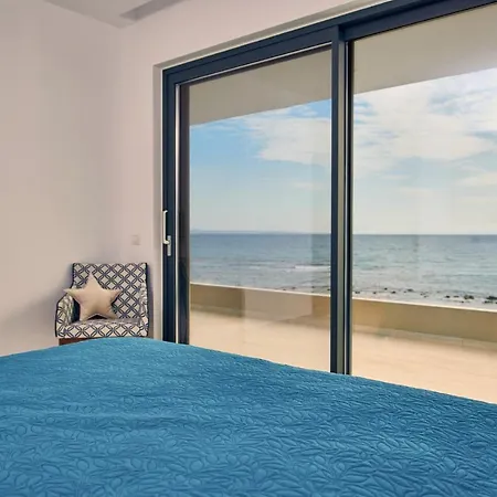 Sea Front Apartment *